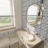 Retro kúpeľňa LIBERTY BLUE - Pohľad na umývadlo zo sprchového kúta